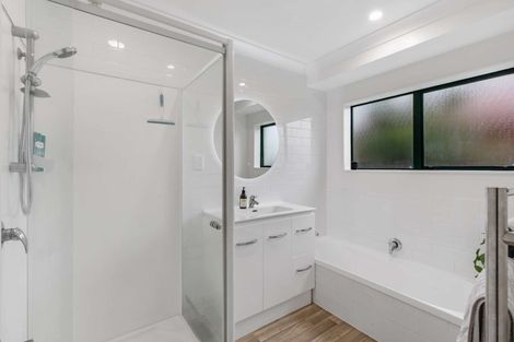 Photo of property in 9 Brookesmith Drive, Waiuku, 2123