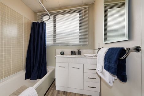 Photo of property in 1/4 Hanson Place, West Harbour, Auckland, 0618