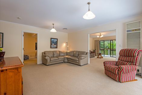 Photo of property in 32 Springdale Grove, Fitzherbert, Palmerston North, 4410