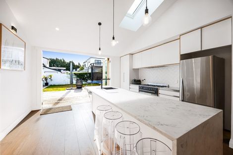 Photo of property in 9 Ocean View Road, Hillcrest, Auckland, 0627