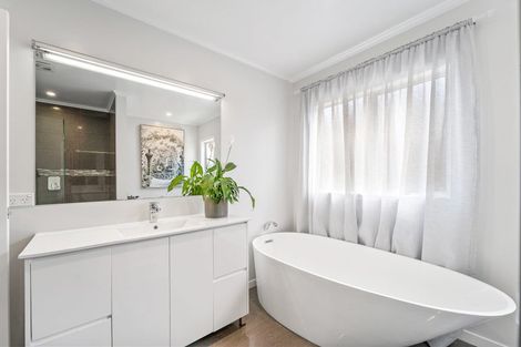 Photo of property in 2 Hardley Avenue, Tindalls Beach, Whangaparaoa, 0930