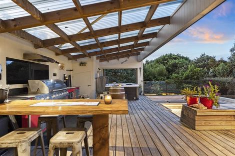 Photo of property in 16 Renlee Place, Shelly Park, Auckland, 2014