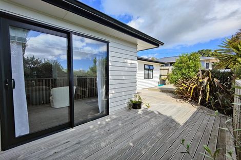 Photo of property in 15a Barclay Street, Newlands, Wellington, 6037