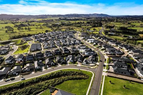 Photo of property in 70 Twin Parks Rise, Papakura, 2110