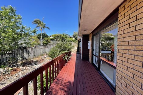 Photo of property in 10 Ewhurst Place, Goodwood Heights, Auckland, 2105