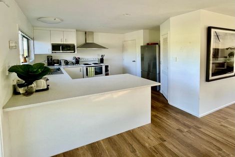 Photo of property in 2/56 Knightsbridge Drive, Forrest Hill, Auckland, 0620