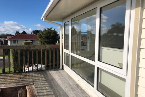 Photo of property in 42 Durham Street, Te Atatu Peninsula, Auckland, 0610