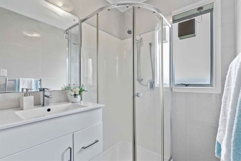 Photo of property in 1/2 Halberg Street, Glenfield, Auckland, 0629