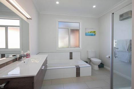 Photo of property in 52 Hargest Crescent, Saint Kilda, Dunedin, 9012