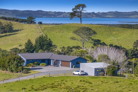 Photo of property in 499 Shelly Beach Road, South Head, Helensville, 0874