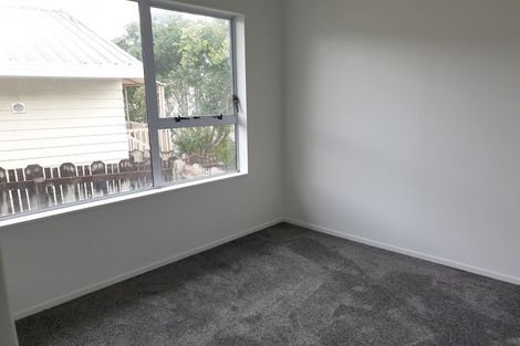 Photo of property in 1/2 Mallard Place, Unsworth Heights, Auckland, 0632