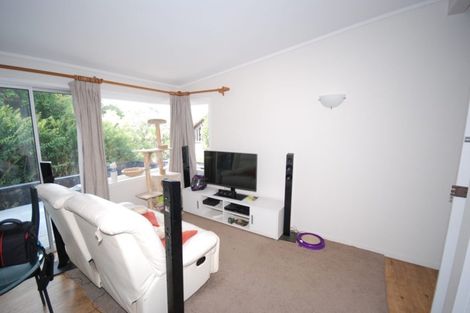Photo of property in 2/64 Exmouth Road, Northcote, Auckland, 0627