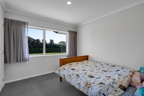 Photo of property in 12 Oakmont Crescent, Waiwhakaiho, New Plymouth, 4312