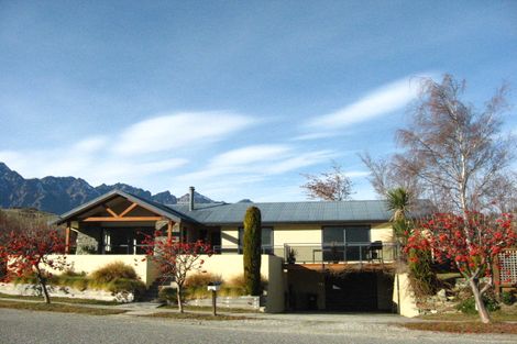 Photo of property in 33 Oregon Drive, Kelvin Heights, Queenstown, 9300