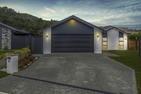Photo of property in 25 Salisbury Crescent, Wallaceville, Upper Hutt, 5018
