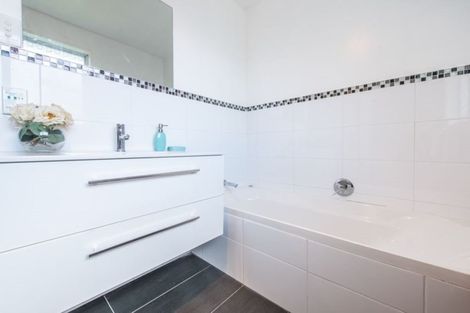 Photo of property in 1 Regatta Road, Torbay, Auckland, 0630