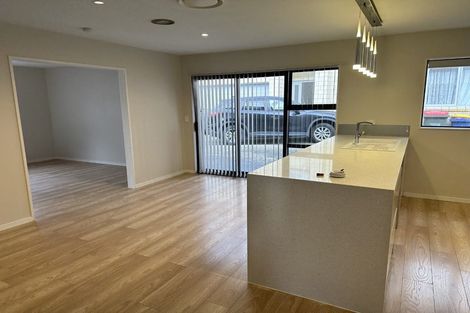 Photo of property in 3b Crystal Avenue, Glendene, Auckland, 0602