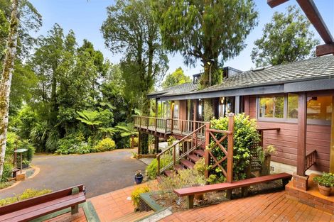 Photo of property in 13 Quinns Road, Waiatarua, Auckland, 0612