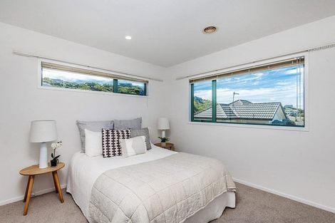 Photo of property in 44 Dress Circle, Newlands, Wellington, 6037