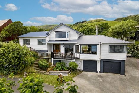 Photo of property in 18 Te Pari Pari Road, Pukerua Bay, 5026