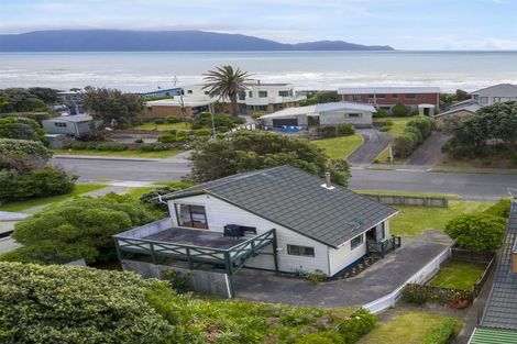 Photo of property in 76 Field Way, Waikanae Beach, Waikanae, 5036