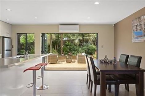 Photo of property in 2/71 Pupuke Road, Northcote, Auckland, 0627