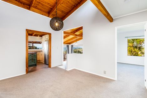 Photo of property in 70 Wade River Road, Stanmore Bay, Whangaparaoa, 0932