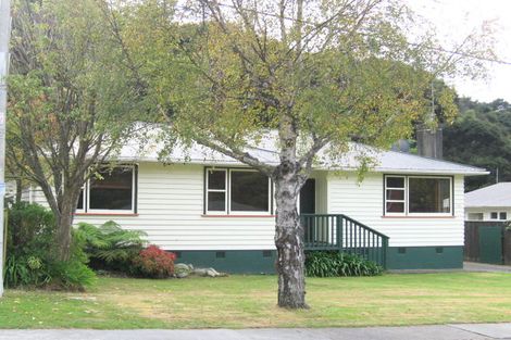 Photo of property in 14 Pinehaven Road, Pinehaven, Upper Hutt, 5019