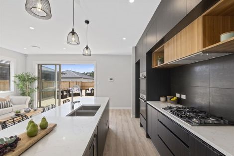 Photo of property in 13 Vinistra Road, Kumeu, 0810