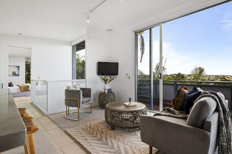 Photo of property in 1/598 Beach Road, Rothesay Bay, Auckland, 0630