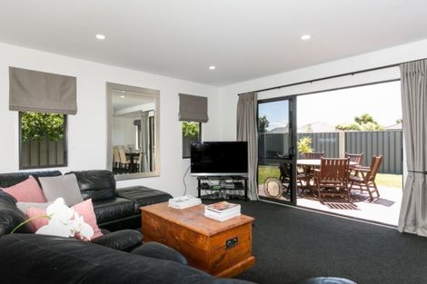 Photo of property in 2 Harrison Court, Clive, 4102