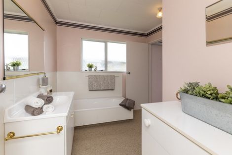 Photo of property in 2 Winslow Place, Levin, 5510