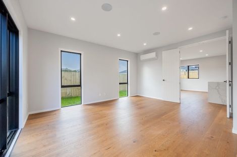 Photo of property in 15 Mcindoe Road, Kumeu, 0810