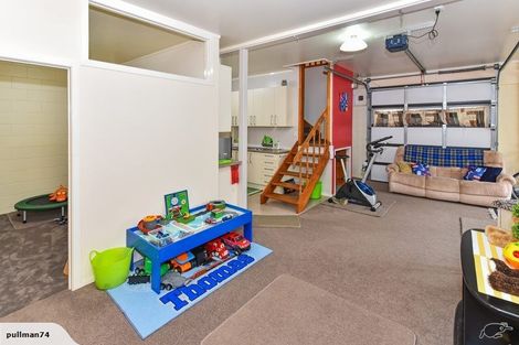 Photo of property in 1 Kingsclere Place, Goodwood Heights, Auckland, 2105