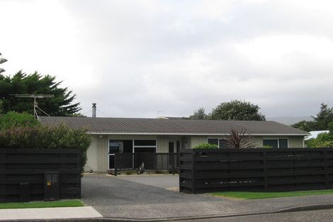Photo of property in 1 Fenside Street, Waikanae Beach, Waikanae, 5036
