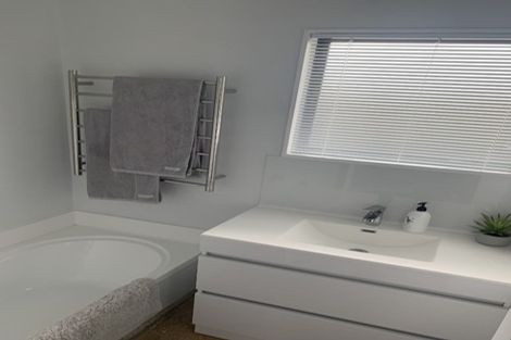 Photo of property in 5 Frosses Place, Massey, Auckland, 0614