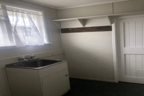 Photo of property in 6 Taipari Road, Te Atatu Peninsula, Auckland, 0610