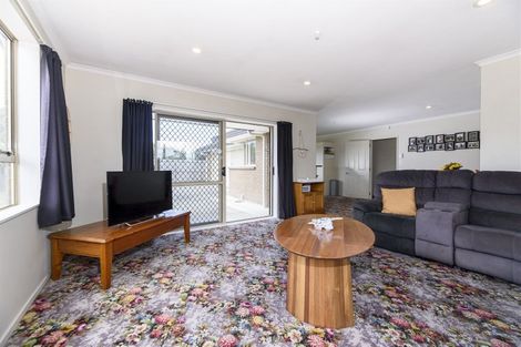 Photo of property in 8 Woodbank Drive, Glen Eden, Auckland, 0602