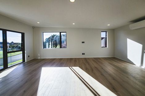 Photo of property in 2 Embling Place, Eastern Beach, Auckland, 2012