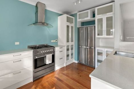 Photo of property in 18 Woodglen Road, Glen Eden, Auckland, 0602