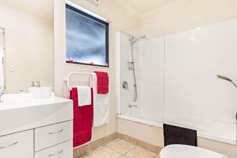 Photo of property in 23/23 Bush Lane, Northcote Point, Auckland, 0627