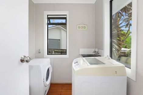 Photo of property in 2 Gradwell Place, Two Mile Bay, Taupo, 3330