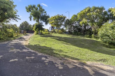 Photo of property in 140 Edmonton Road, Te Atatu South, Auckland, 0610