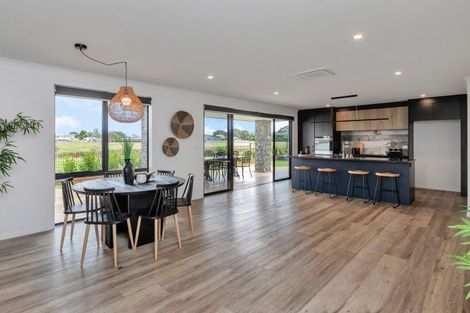 Photo of property in 25 Kitemaunga Avenue, One Tree Point, 0118