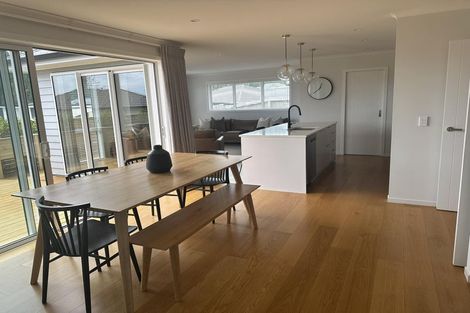 Photo of property in 8 Roundhouse Close, Whitby, Porirua, 5024