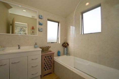 Photo of property in 3/30 Fields Parade, Oteha, Auckland, 0632