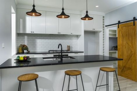 Photo of property in 16 Barrique Road, Kumeu, 0810