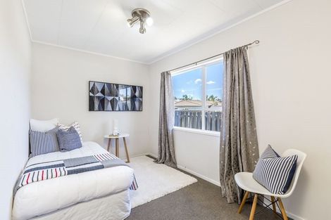 Photo of property in 1/1 Barbados Drive, Unsworth Heights, Auckland, 0632