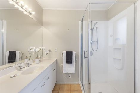 Photo of property in 14 West Fairway, Golflands, Auckland, 2013