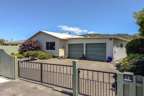 Photo of property in 12 Farrier Grove, Featherston, 5710
